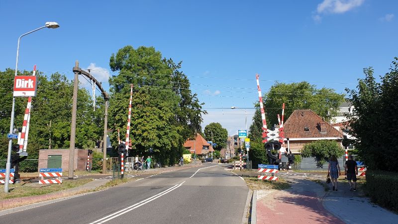 Een foto van een spoorwegovergang in Zevenbergen.