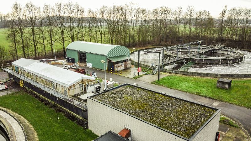 Een foto van een waterfabriek in Wilp.