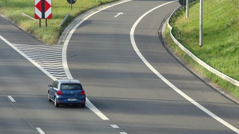 Een auto die rijdt op een afslag bij de snelweg.