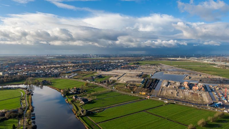 Een luchtfoto van het gebied de Weespersluis.