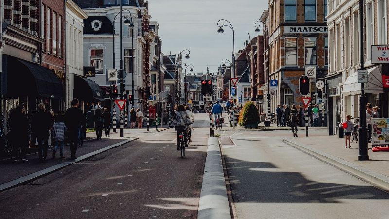 Fietsende mensen in Haarlem