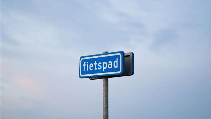 Een foto van een verkeersbord bij een fietspad.