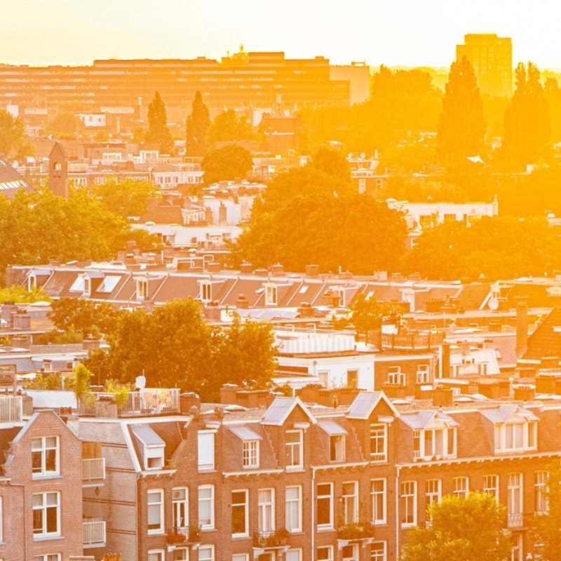 Een foto van Amsterdam. Het lijkt erg zonnig door de oranje kleuren.