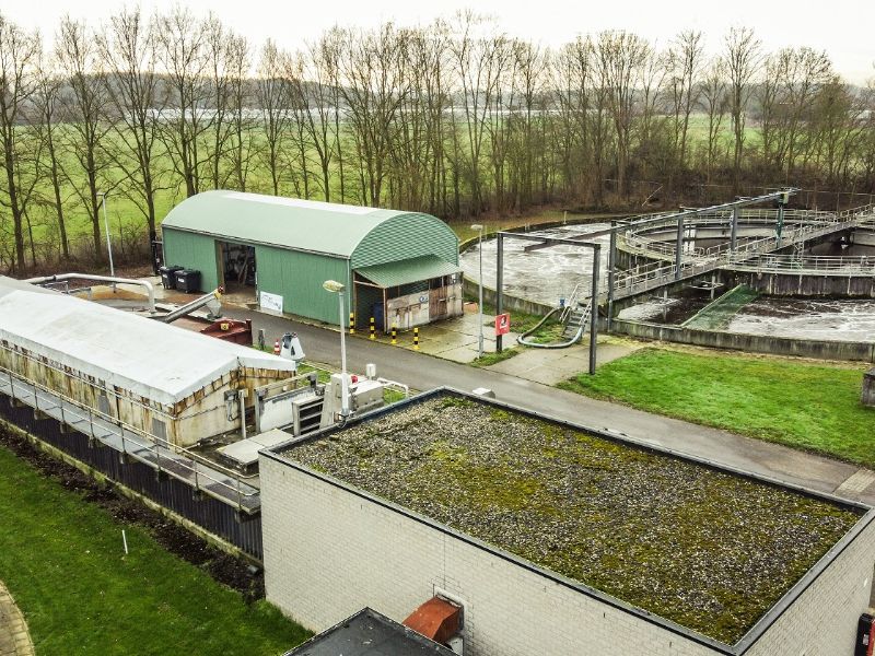 Een foto van een waterfabriek in Wilp.