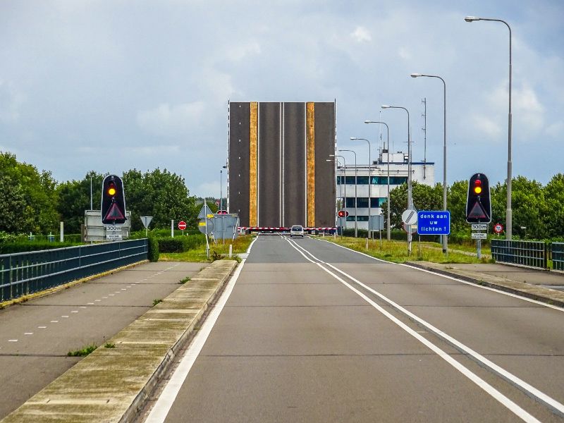 Een foto van een brug die openstaat.