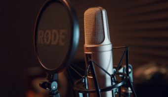 A picture of a microphone.